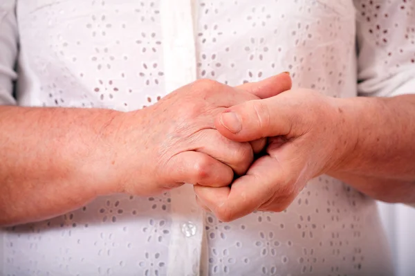 Τα χέρια της την ηλικιωμένη γυναίκα διασχίζονται — Φωτογραφία Αρχείου