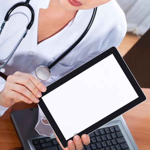 Doctor working with tablet, — Stock Photo, Image