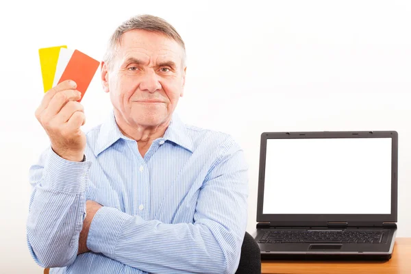 Uomo anziano sorridente e mostrando carta di credito — Foto Stock