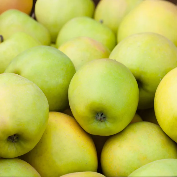 Acumulado gostoso de maçãs no mercado stall — Fotografia de Stock