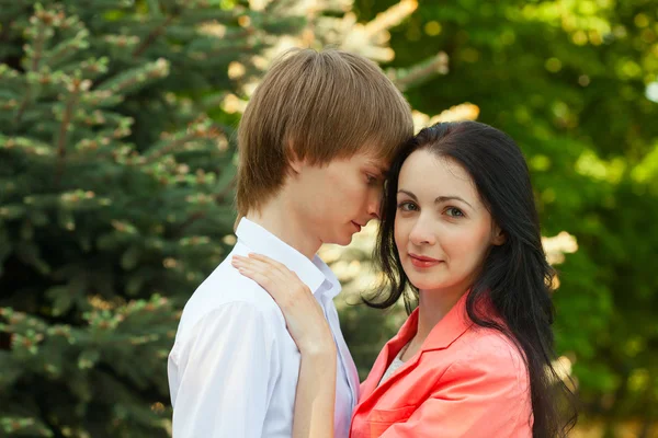 Belo jovem casal apaixonado — Fotografia de Stock