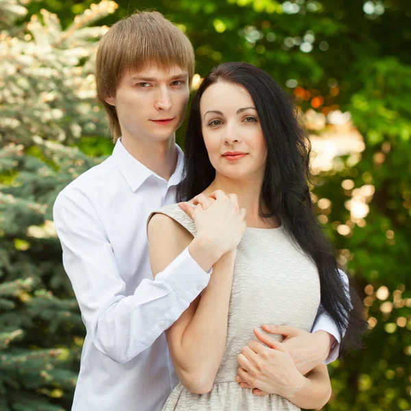 Belo jovem casal apaixonado — Fotografia de Stock