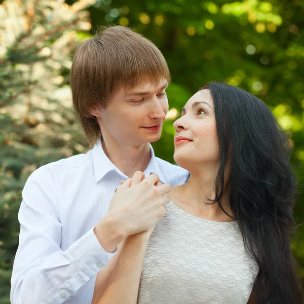 Belo jovem casal apaixonado — Fotografia de Stock