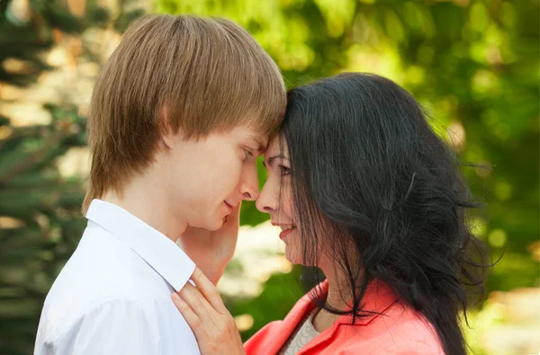 Belo jovem casal apaixonado — Fotografia de Stock