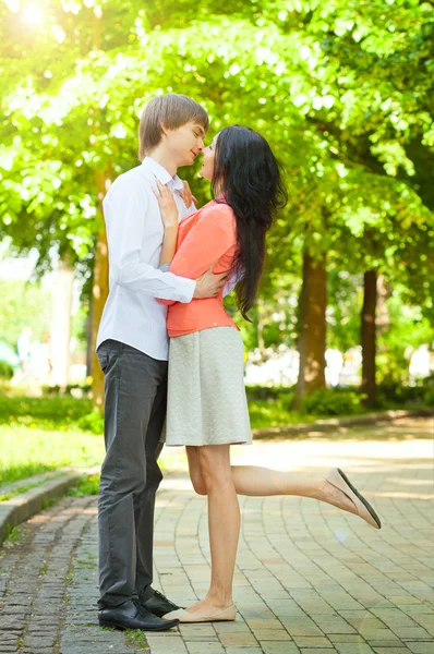 Belo jovem casal apaixonado — Fotografia de Stock