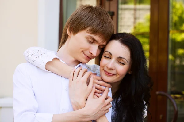 Belo jovem casal apaixonado — Fotografia de Stock