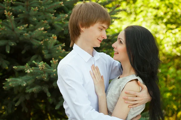 Belo jovem casal apaixonado — Fotografia de Stock