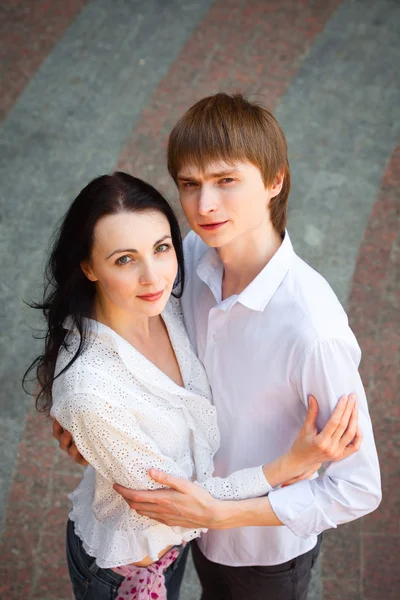 Belo jovem casal apaixonado — Fotografia de Stock