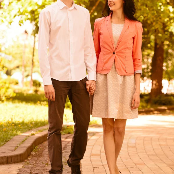 Belo jovem casal apaixonado — Fotografia de Stock