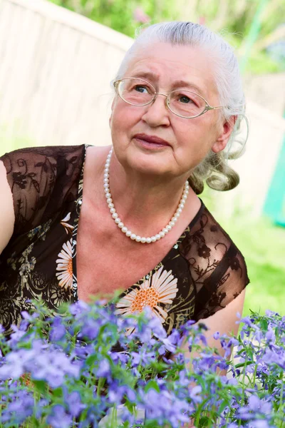 Closeup portrait of a smiling elderly woman — Stock Photo, Image