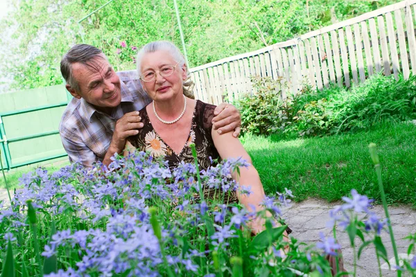 Closeup portrait of a smiling elderly couple — Stock Photo, Image