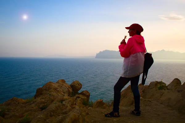 Turista s batohem, užívat si výhled na moře — Stock fotografie