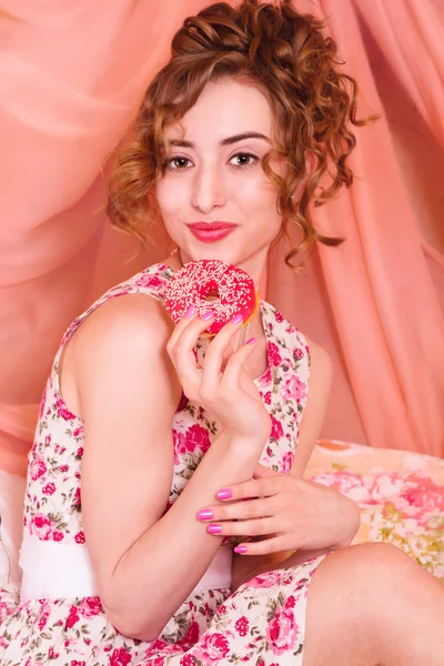 Modèle fille portrait avec coiffure — Photo