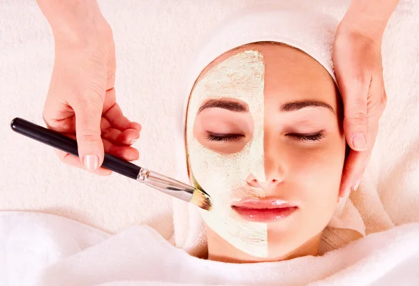 Woman receiving facial mask at beauty salon — Stock Photo, Image