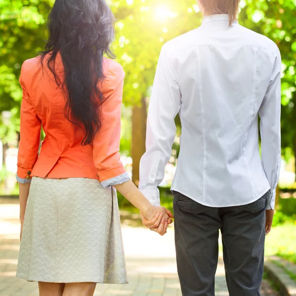 Glückliches Paar hält Händchen — Stockfoto