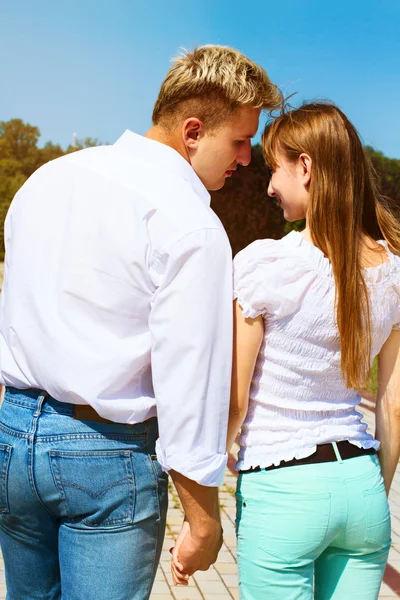 Junges verliebtes Paar im Freien — Stockfoto