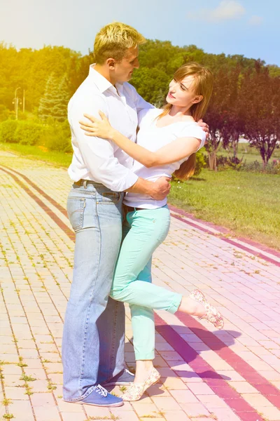 Beautiful girl embraces the guy — Stock Photo, Image