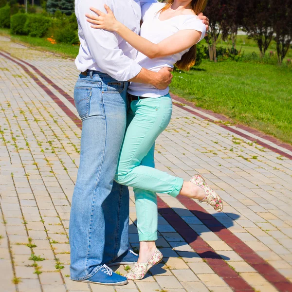 Beautiful girl embraces the guy — Stock Photo, Image