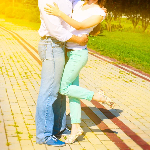 Beautiful girl embraces the guy — Stock Photo, Image