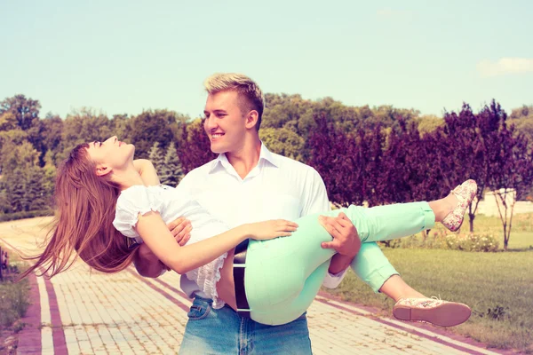 Jeune couple amoureux en plein air — Photo