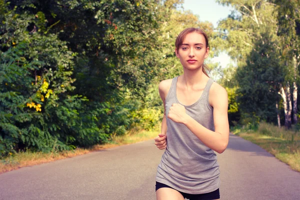 Porträtt av ung kvinna jogging . — Stockfoto