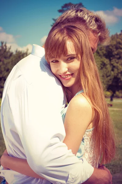 Menina bonita abraça o cara — Fotografia de Stock