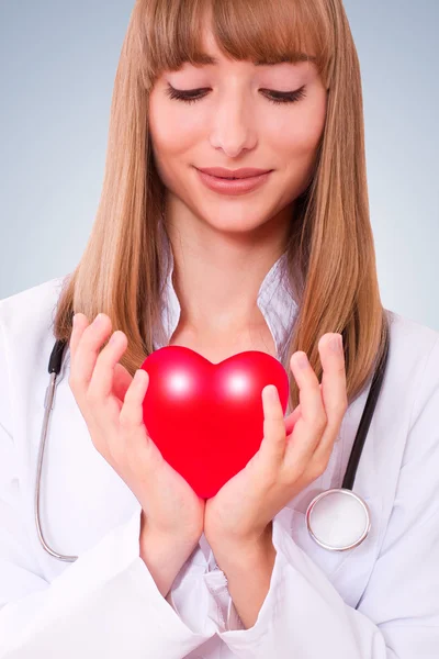 Dottore con un cuore in mano — Foto Stock