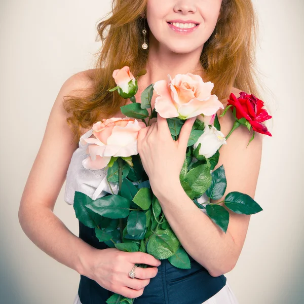 Ritratto di bella donna con fiori — Foto Stock