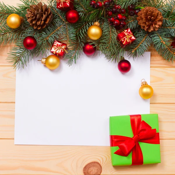 Vintage-Geschenkbox mit leerem Anhänger — Stockfoto