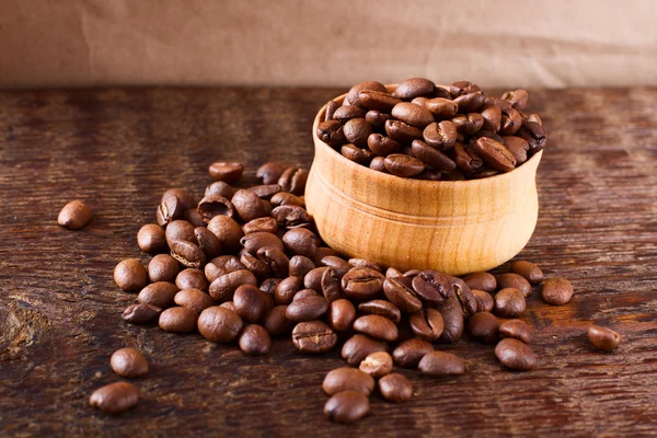 Chicchi di caffè su struttura di legno — Foto Stock