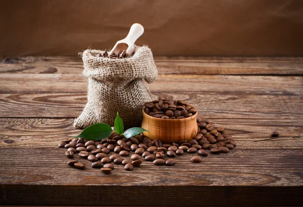 木のテクスチャにコーヒー豆 — ストック写真