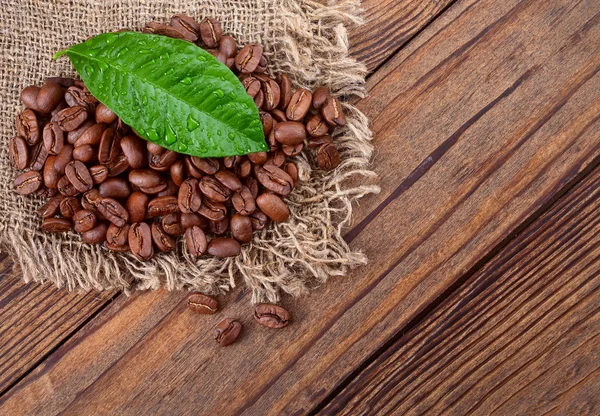 Grains de café sur texture bois — Photo