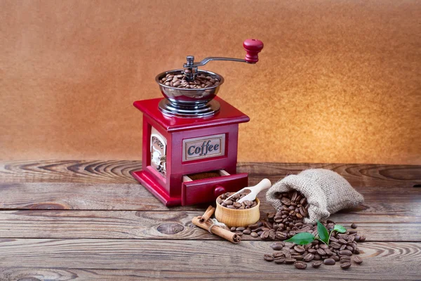 Grãos de café na textura da madeira — Fotografia de Stock