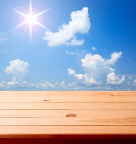 Mesa de madera vacía sobre fondo blanco — Foto de Stock