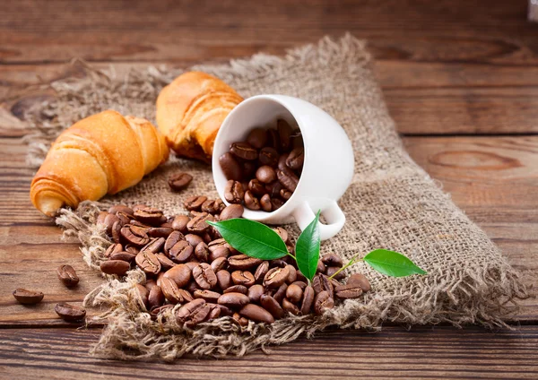 木のテクスチャにコーヒー豆 — ストック写真