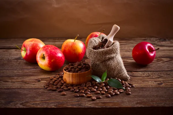 Kávová zrna na dřevěné textuře — Stock fotografie