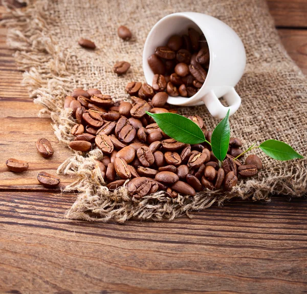 Kaffeebohnen auf Holzstruktur — Stockfoto