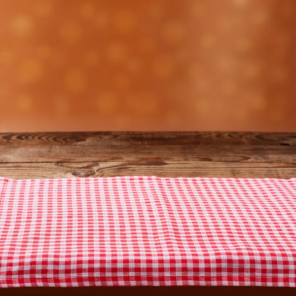 テーブルクロス付きの空の木製デッキテーブル — ストック写真