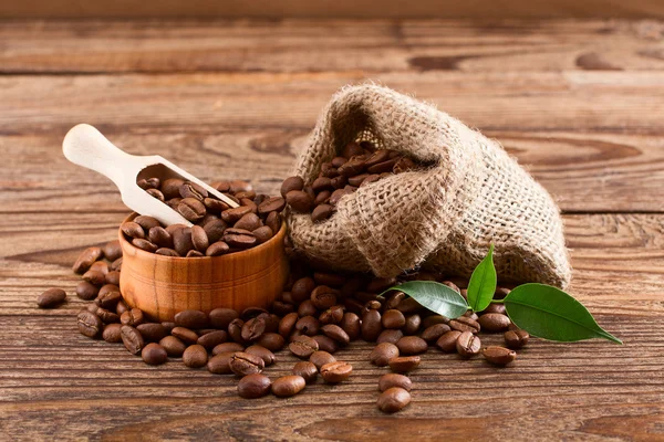 Teplý kafe a mlýnek na kávu — Stock fotografie