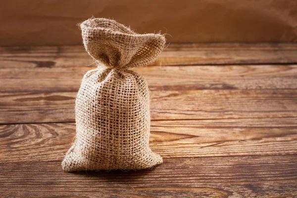 Кофейные зерна на деревянной текстуре — стоковое фото