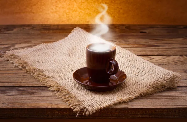 Kaffekopp och fat på träbord. — Stockfoto