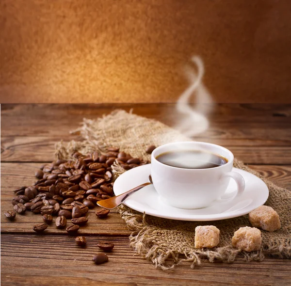 Xícara de café e pires na mesa de madeira. — Fotografia de Stock