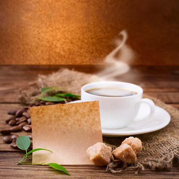 Kaffeetasse und Untertasse auf Holztisch. — Stockfoto