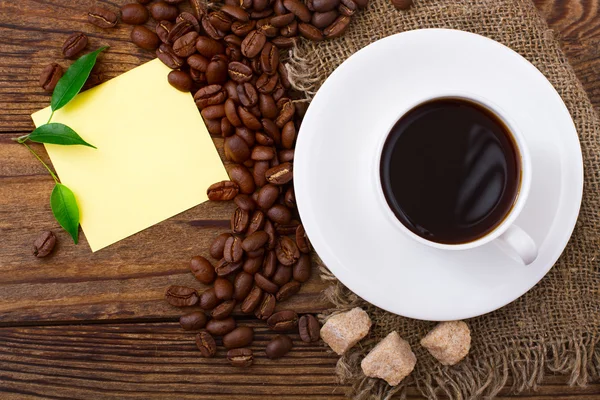 Kaffeetasse und Untertasse auf Holztisch. — Stockfoto