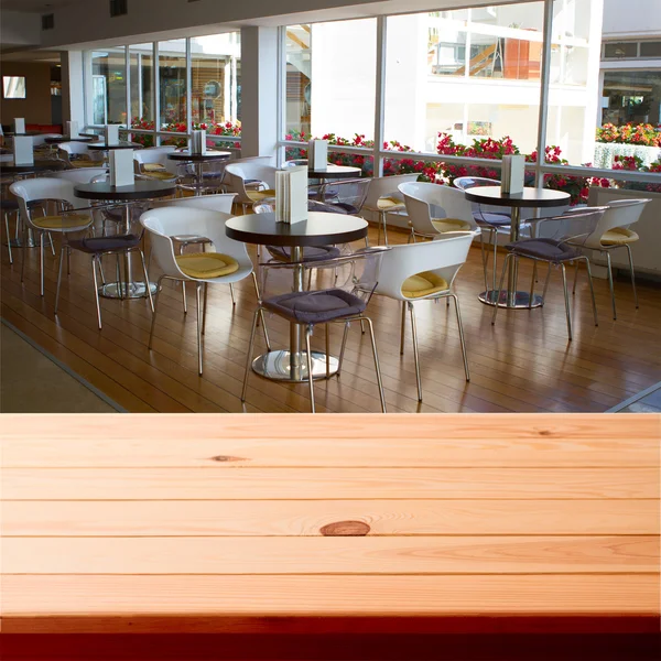 Table de terrasse en bois vide dans le café — Photo