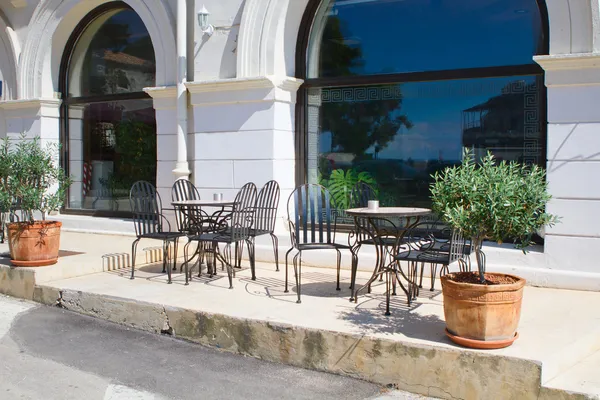 Blick auf leeres Café im Freien — Stockfoto