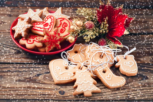 Biscotti di Natale con decorazione festiva — Foto Stock