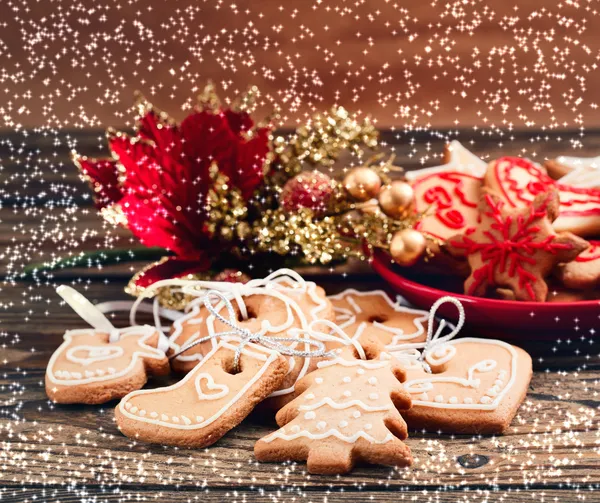 Χριστουγεννιάτικα μπισκότα με γιορτινή διακόσμηση — Φωτογραφία Αρχείου