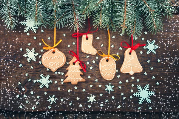 Kerstkoekjes met feestelijke decoratie — Stockfoto