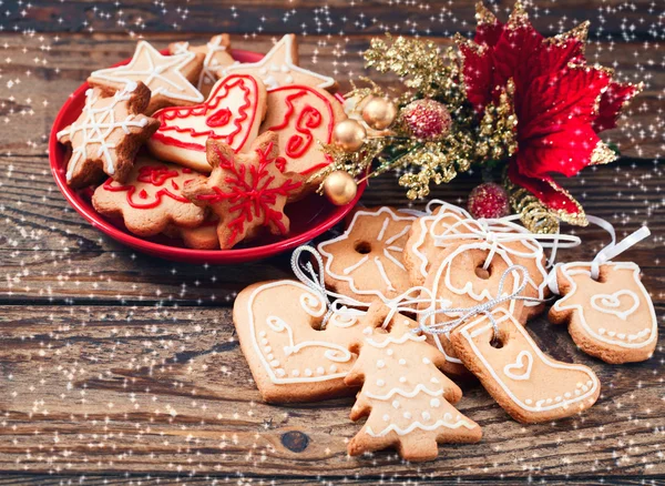 Biscotti di Natale con decorazione festiva — Foto Stock